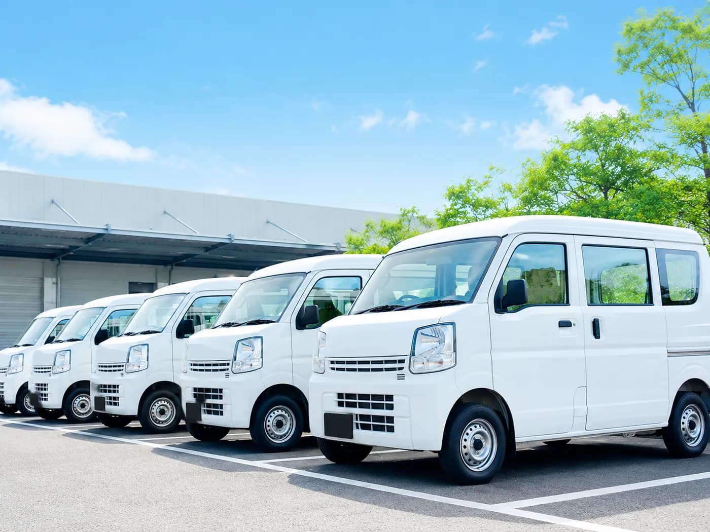 並んで駐車している複数台の軽貨物車両